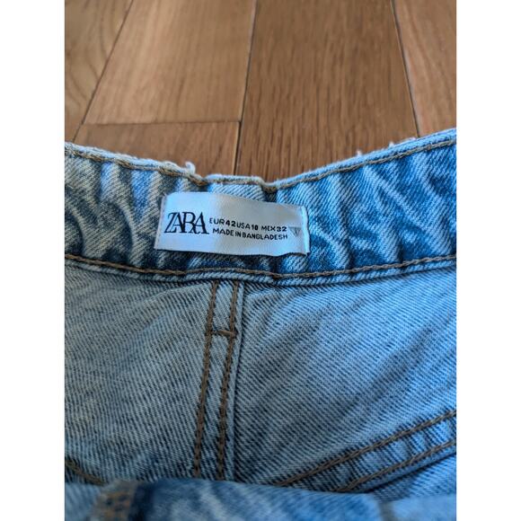 Zara Light Wash High Rise Mom Jean Shorts Size 10 Distressed Style - Picture 3 of 3